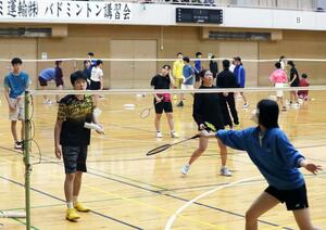 中学生を指導するトナミ運輸の目崎駿太郎選手(左)=4月13日、新潟市西区五十嵐1の町