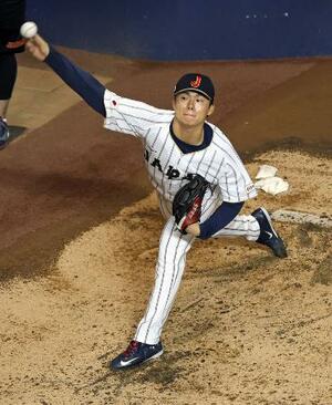 　１２日、ブルペンで投球練習するＷＢＣ日本代表の山本由伸＝米マイアミのローンデポ・パーク