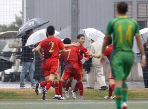 帝京長岡-新潟明訓 後半終了間際、決勝点を決めた新潟明訓のFW田代蓮翔(中央)に集まる選手たち=長岡市(長岡支社・中里一也)