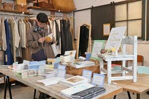 新潟県にゆかりのある人が制作したZINEの販売会=長岡市摂田屋4
