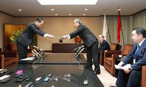 東京電力柏崎刈羽原発の再稼働に理解を求めるため、県庁に花角知事を訪ね、面会する村瀬佳史経産省資源エネルギー庁長官(左)=2024年3月21日、県庁(写真映像部 永井隆司撮影)