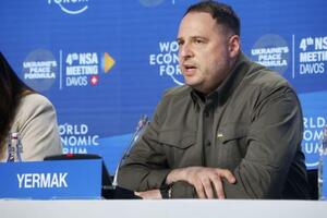 スイス・ダボスで記者会見したウクライナのイエルマーク大統領府長官(当時)=2024年1月(共同)