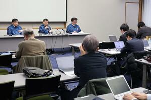 ６号機のトラブルの原因などについて説明する東京電力柏崎刈羽原発の稲垣武之所長＝６日、柏崎刈羽原発