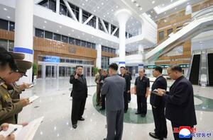 完工式を控えた平壌総合病院を視察する北朝鮮の金正恩朝鮮労働党総書記(中央左)=23日、平壌(朝鮮中央通信=共同)