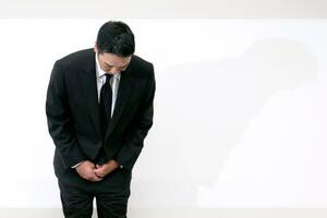 取材に応じ、謝罪するプロ野球巨人の阿部慎之助前監督=26日午前、東京・大手町