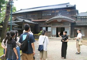 柏崎市の市史跡「飯塚邸」で行われたガイドツアー=柏崎市新道