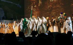 サウジアラビアのナショナルデーで披露された伝統舞踊「アルダ」=23日午後、大阪市此花区の夢洲