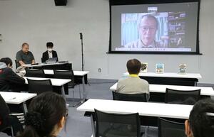 有原誠治監督（中央）らが参加したトークショー＝新潟市中央区古町通７