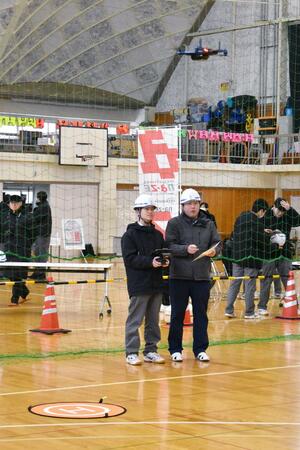長岡工業高校で行われたドローンの実習授業=長岡市幸町2