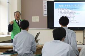 柏崎市内の防災士が地図を使った演習の方法を指導した