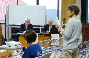 県が無床診療所に転換する方針を示した県立松代病院についての住民説明会=9月28日、十日町市松之山