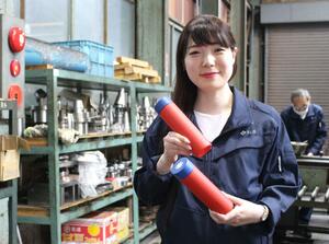 被災地復興への思いを込めたボトルを紹介する、サスの渋木あき恵社長=燕市花見