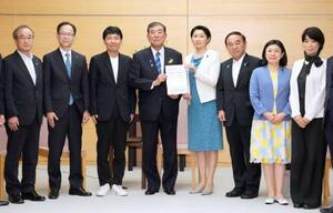 石破首相(中央左)と面会した、温泉文化のユネスコ無形文化遺産登録を目指す知事の会。左から3人目は事務局長の山本一太群馬県知事=30日午後、首相官邸