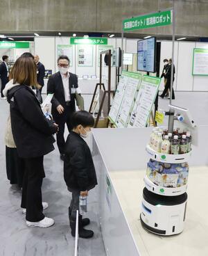 床の清掃ロボットなど運営を効率化する技術が披露されたファミリーマートの加盟店向け展示会=長岡市