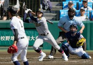 鳥取城北―仙台育英 5回表仙台育英無死、原が中越えに今大会第1号の本塁打を放つ。投手田中、捕手平山=甲子園
