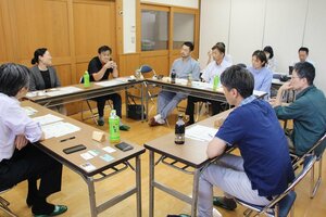 五頭連峰に人を呼び込む方策について話し合った座談会=阿賀野市村杉
