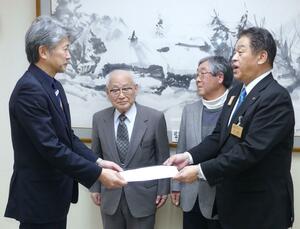 NHK新潟放送局長に要望書を手渡す林茂男市長(右)と南魚沼市ちとせ会のメンバー=新潟市中央区