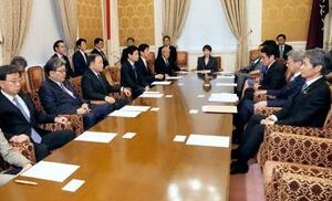 　自民党役員会に臨む高市首相（奥）ら＝９日午後、国会
