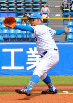 始球式に登場したニュースキャスターの大越健介さん=神宮