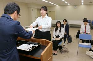 Niigata選挙カレッジ実習生の任命書を受け取る大学生たち=21日、県庁