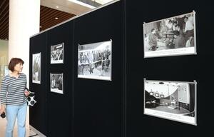 日本棋院創立１００周年の歩みをたどる報道写真展＝６月１０日、新潟市中央区