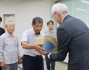 県立松代病院の無床診療所化に反対し、金井健一・県病院局長(右)に署名を提出する地元住民ら=1日、県庁