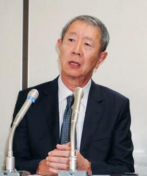 記者会見する江蔵智さん=18日午前、東京都内