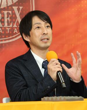 就任会見に臨んだ樹森大介新監督