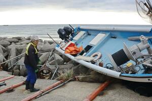 能登半島地震の津波で打ち上げられたとみられる漁船=1月2日、佐渡市羽茂地区