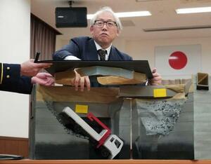 　県道陥没事故を巡り、事故の状況を説明する有識者委の永田尚三委員長＝１９日午後、埼玉県八潮市