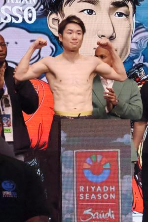 前日計量をクリアした寺地拳四朗=26日、リヤド(共同)