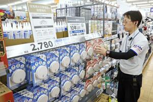 「設置10年が交換目安」との表示とともに火災警報器が並ぶホームセンターの売り場=28日、新潟市東区