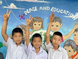 　タイのメソトにある避難民のための学校で笑顔をみせるミャンマーの子どもたち（日本ビルマ救援センター提供）