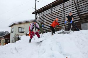 高齢者世帯の除雪をするボランティアたち=1月26日、魚沼市大栃山