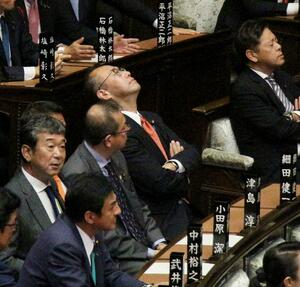 衆院選での自民党非公認が決まった細田健一氏(右)=10月9日、国会