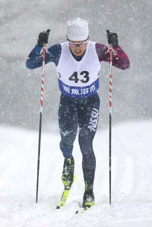 成年男子Ａ１０キロクラシカルで接戦を制した串橋祐次郎（日体大）＝南魚沼市（写真映像部・新井田悠）