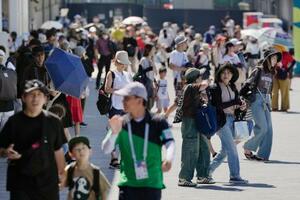 開幕100日となり、入場する大勢の来場者=21日午前、大阪市此花区の夢洲