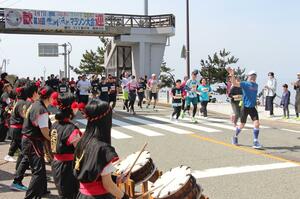 晴天の下、ランナーが健脚を競った笹川流れマラソン=4月7日、村上市桑川