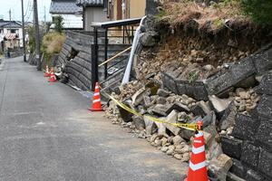 能登半島地震で崩れた糸魚川市京ケ峰1の擁壁=1月3日