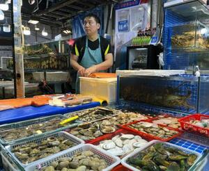 中国北京市にある海鮮市場の鮮魚店=6月30日(共同)