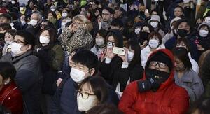 大阪市長選が告示された25日、街頭演説を聞く有権者ら=大阪市中央区