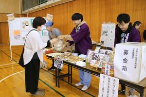 考案したスイーツを販売する翠江高の生徒ら=新潟市西区金巻