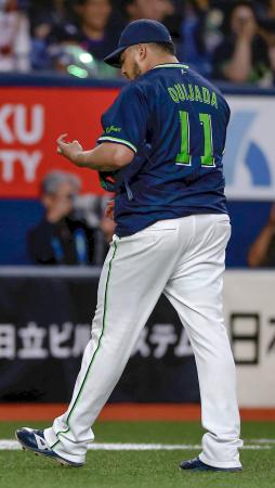 9回、サヨナラ打を許し、引き揚げるヤクルトのキハダ=京セラドーム
