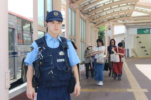 白山駅前交番近くで街頭を見守る滝澤栄吉さん=新潟市中央区白山浦2