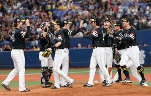 オリックスに勝利し、タッチを交わすソフトバンクナイン=京セラドーム