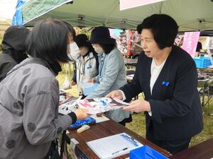 拉致被害者救出を求める署名に協力を呼びかける曽我ひとみさん＝１８日、佐渡市の真野公園