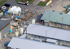 鳥インフルエンザの陽性が確認された北海道白老町の養鶏場=22日午前10時16分(共同通信社ヘリから)