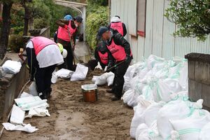 液状化とみられる現象で被害が出た地域で行われたボランティア活動=1月6日、新潟市西区善久