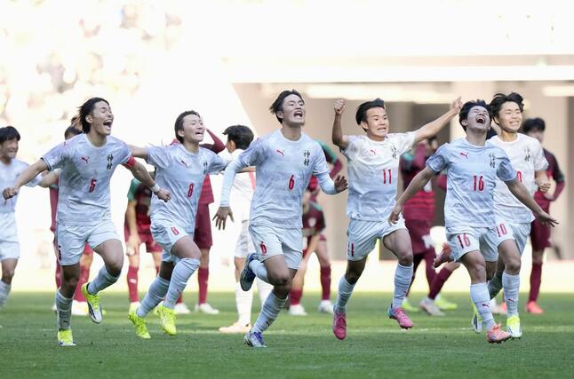 ＰＫ戦の末、尚志に勝利し駆け出す神村学園の選手たち＝ＭＵＦＧ国立
