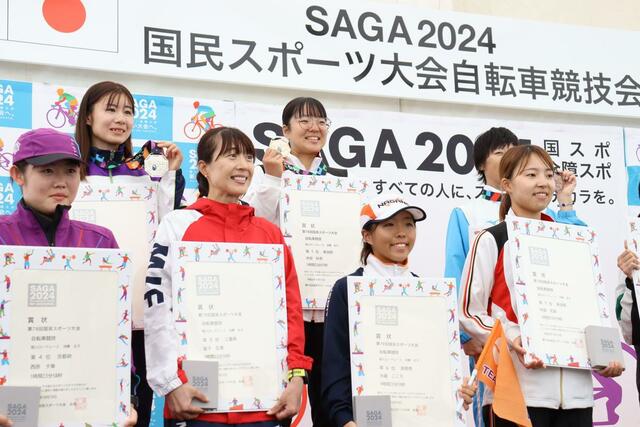 自転車女子個人ロードレース 優勝した水谷彩奈(後列中央)と7位の阿部花梨(前列右)=大分県日田市